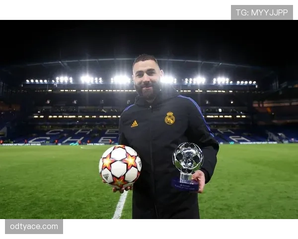 卢卡库与本泽马：从单点爆破到体系融合的终结者进化路径